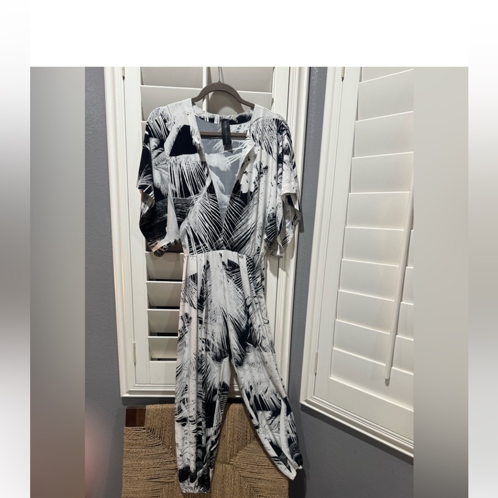 Norma Kamali great condition 
Black and White Palm Print Jumpsuit